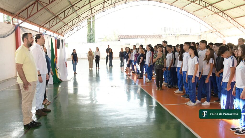 Estudantes e autoridades cantam o Hino Nacional em quadra de escola de Patrocínio, cidade que é a 6ª de Minas em acesso à educação. Foto: Prefeitura de Patrocínio