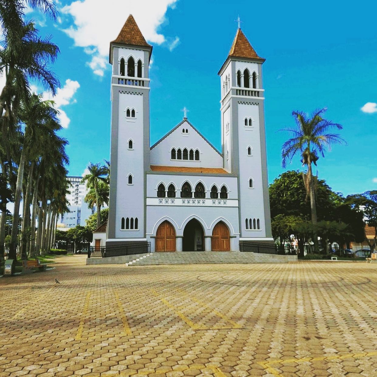 Fachada de igreja com duas torres em Patrocínio, entre as igrejas de Patrocínio com programação no fim de semana