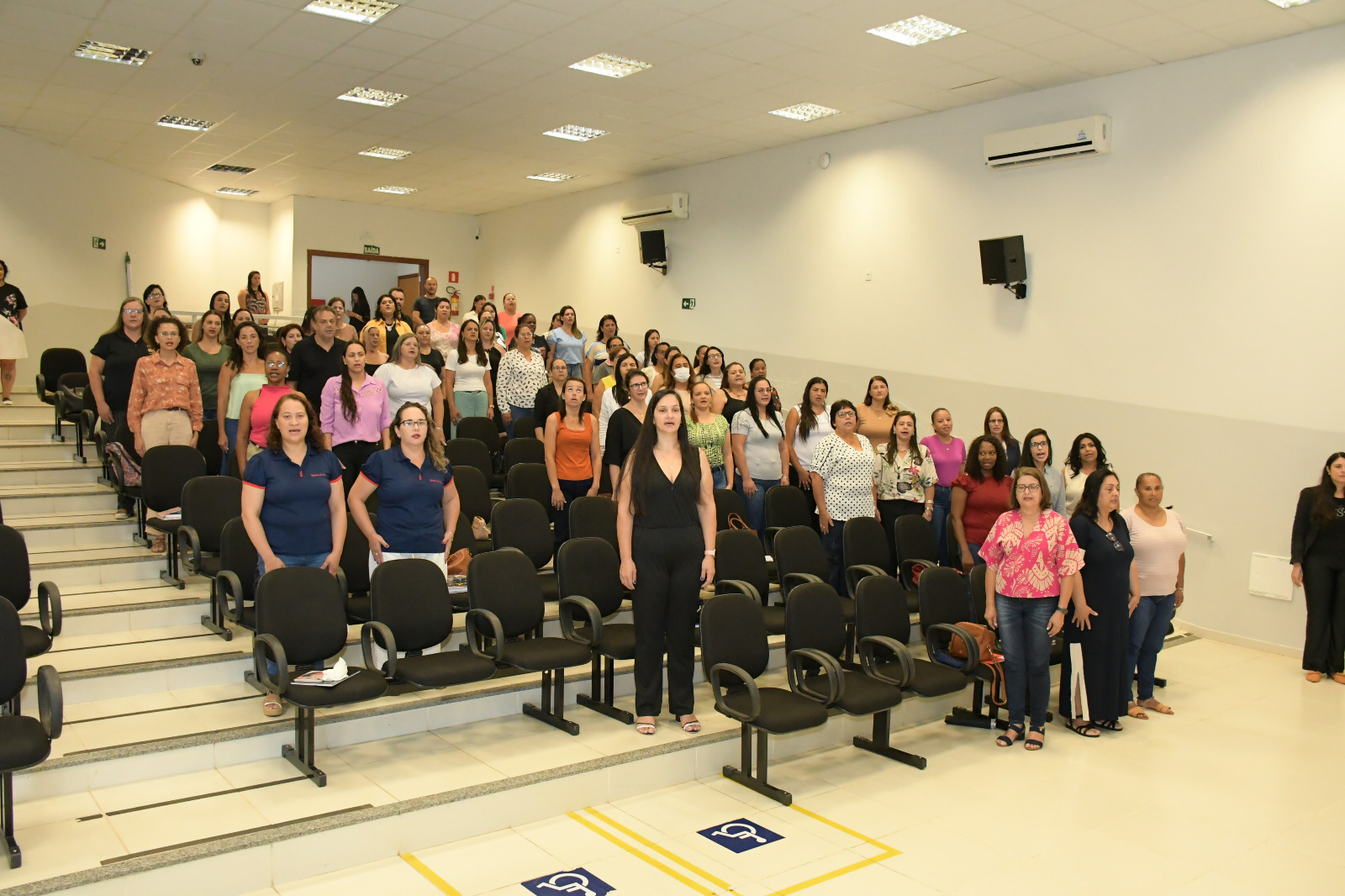 Profissionais da educação reunidos em auditório em Patrocínio, cidade que é a 6ª de Minas em acesso à educação