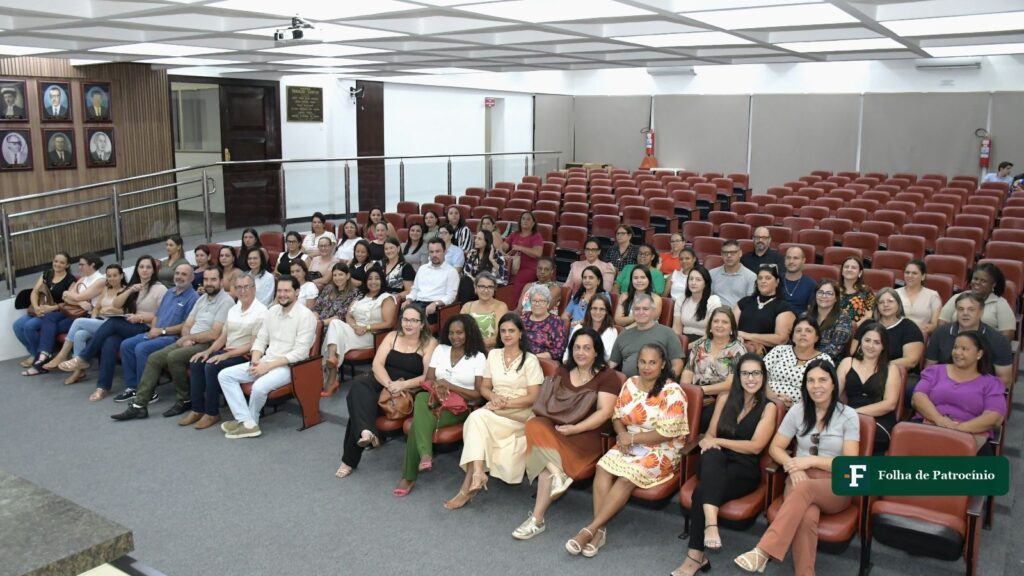 Profissionais da educação reunidos em auditório em Patrocínio, cidade que aparece em 106º no ranking de qualidade da educação. Foto: Prefeitura de Patrocínio