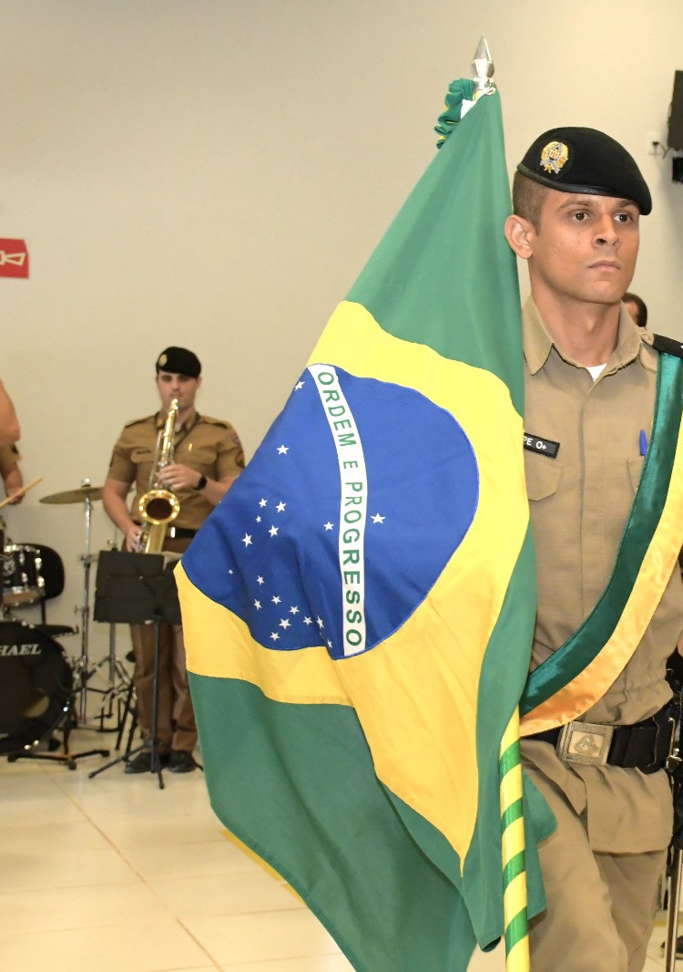 Militar do 46º Batalhão, unidade da PM em Patrocínio, carrega a bandeira do Brasil; imagem de arquivo da matéria sobre homem preso com ferramentas