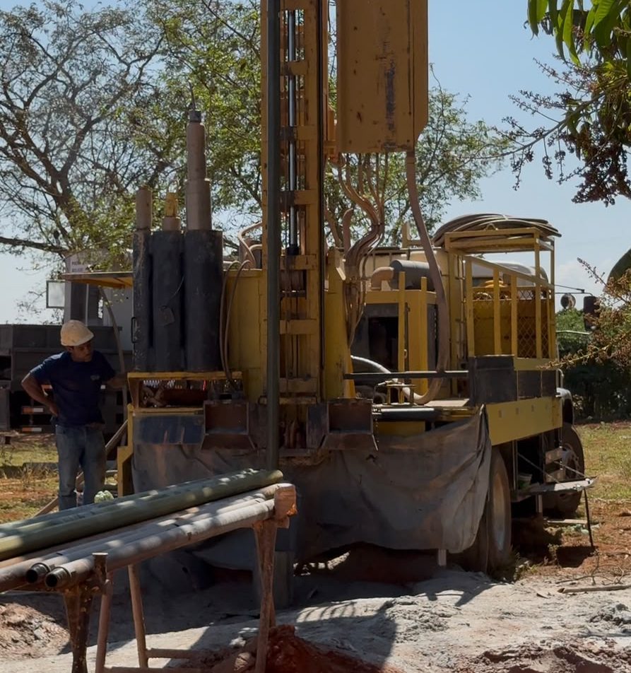 Perfuratriz abre poço artesiano em Santa Luzia dos Barros enquanto a nova barragem não fica pronta