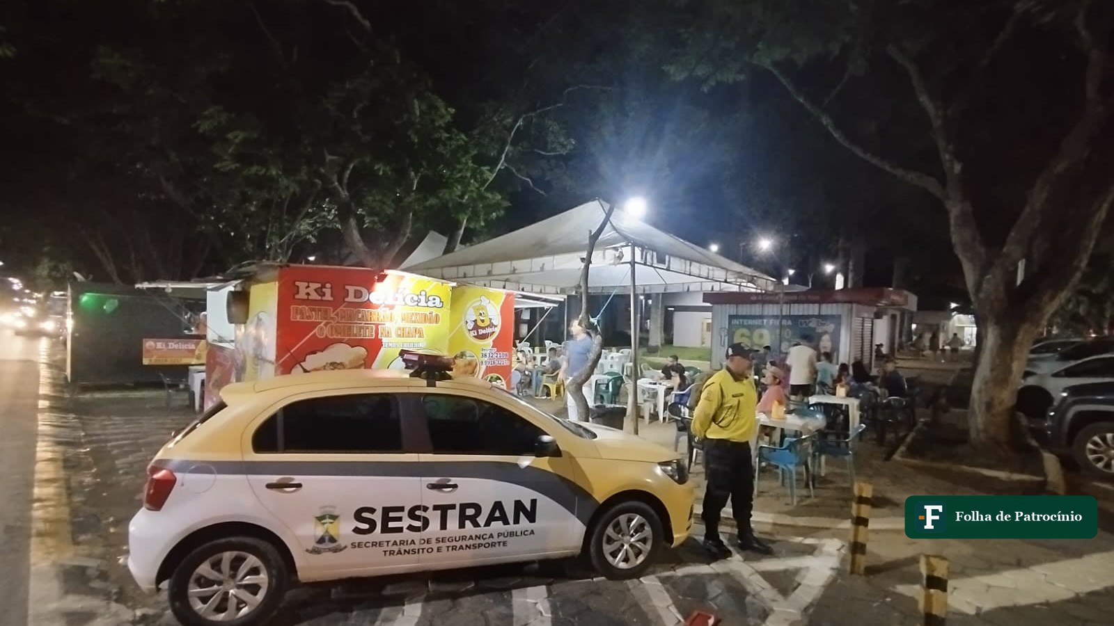 Viatura da segurança pública municipal em praça de Patrocínio à noite, cenário das abordagens da Polícia Militar em Patrocínio