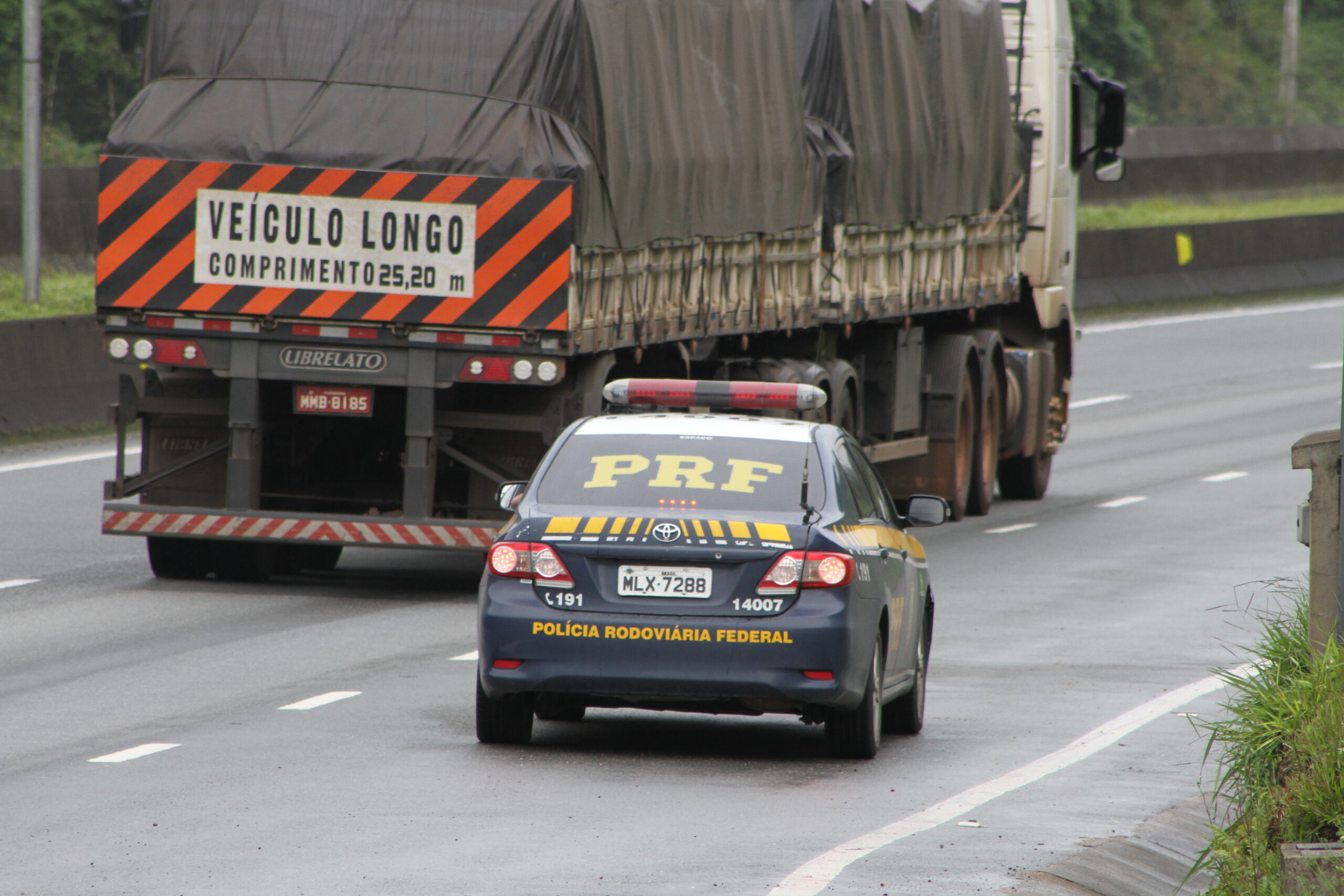 Fiscalização de trânsito da PRF, mesmo tipo de abordagem que pode flagrar motorista embriagado