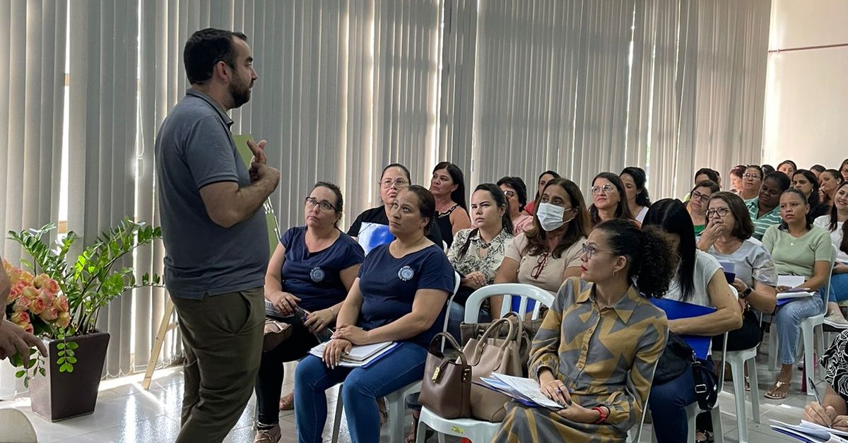 Profissional da educação fala a professoras em encontro em Patrocínio, ligado à qualidade da educação na cidade