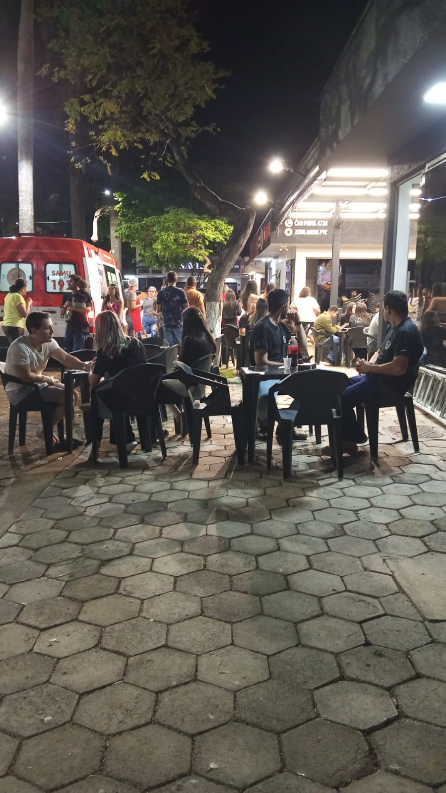 Ambulância do SAMU e público reunido na Praça Santa Luzia após a explosão no quiosque em Patrocínio