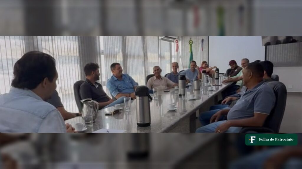 Reunião de rancheiros da Estância Santa Luzia com o prefeito em sala do gabinete, encontro dos rancheiros de Santa Luzia em Patrocínio