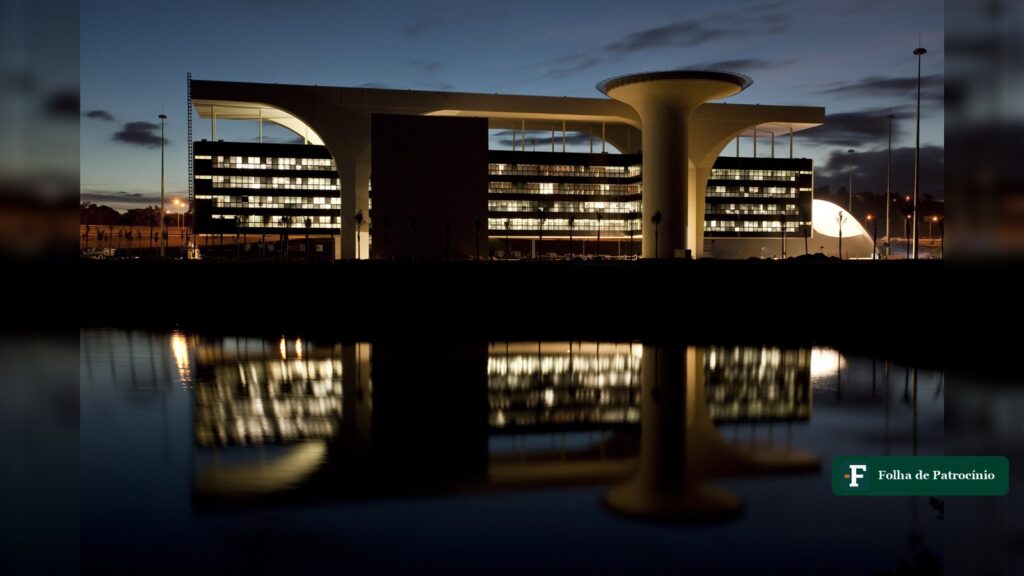 Cidade Administrativa, sede do governo de Minas em Belo Horizonte, cargo em disputa na pesquisa Real Time Big Data, fotografada ao anoitecer