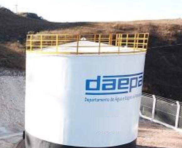 Reservatório branco do DAEPA com guarda-corpo amarelo no Assentamento Nova Aliança, comunidade rural atendida pelo DAEPA antes de Chapadão de Ferro
