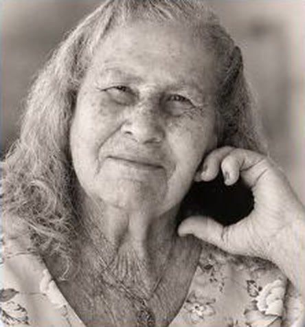 Lindalva Maria Batista, a Dalva, de cabelos longos e claros, sorrindo em foto divulgada pela família