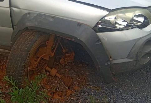 Roda dianteira do carro solta da suspensão depois do mata-burro que encerrou a perseguição após furto