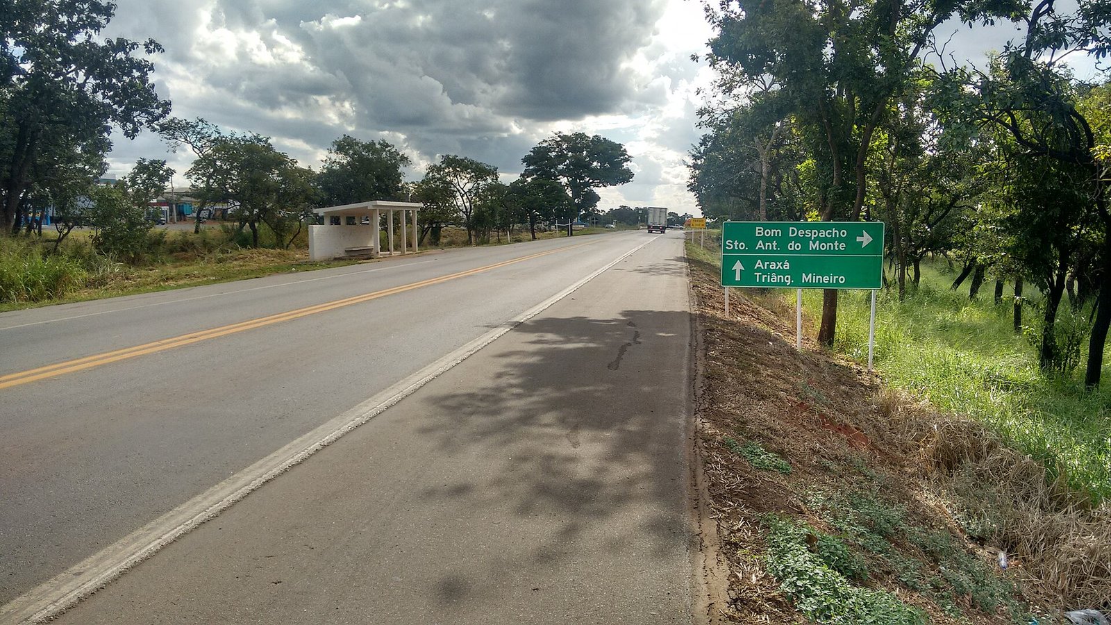 Placa verde na margem de rodovia federal indicando Araxa e Triangulo Mineiro, cenario das rodovias no feriado
