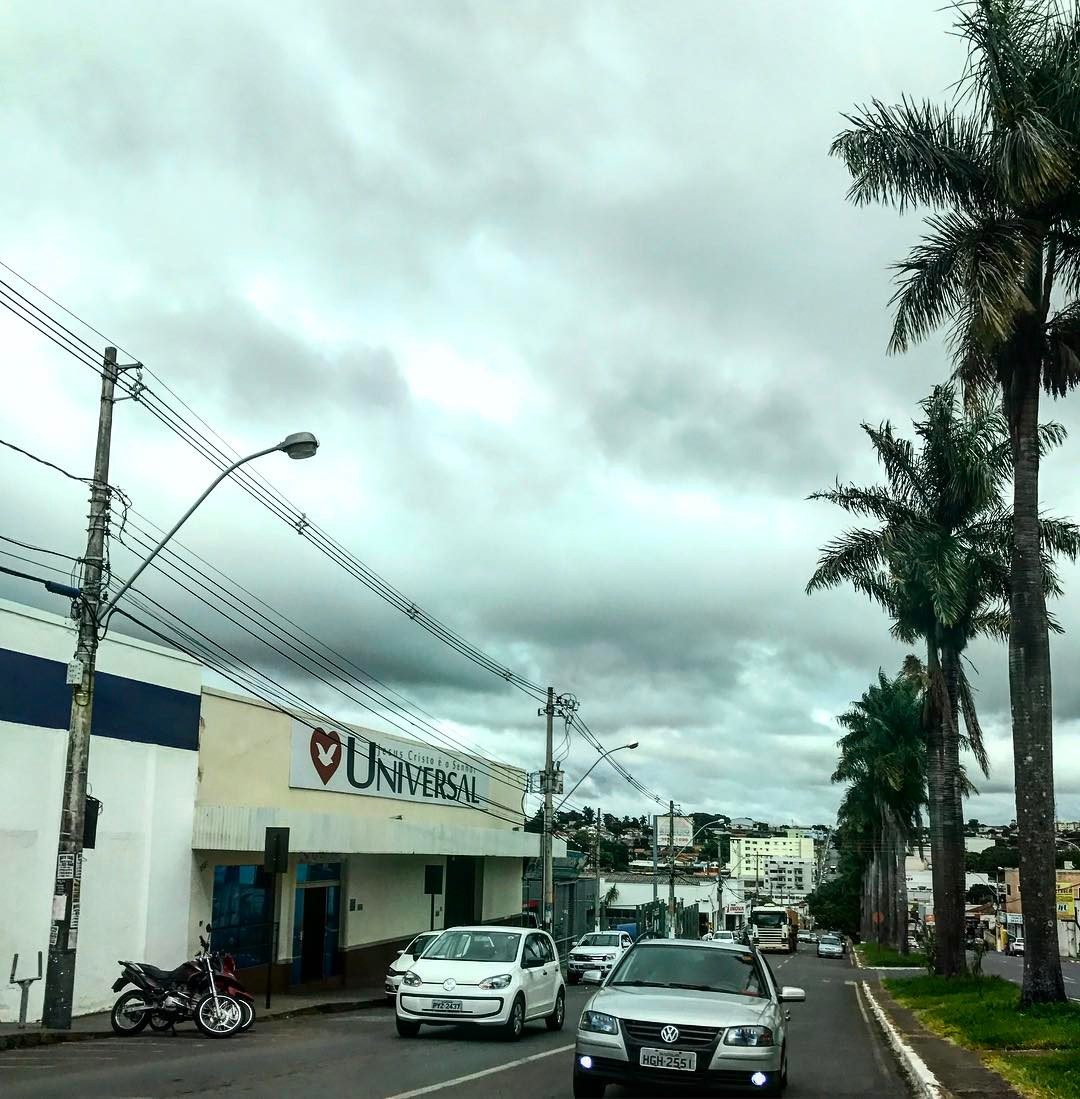 Rua movimentada de Patrocínio, cidade que recebe a Semana do Trânsito