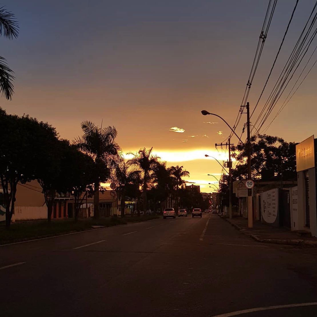 Rua de Patrocínio ao entardecer, perto do local da prisão do foragido da Justiça