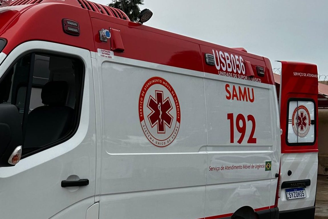 Lateral de ambulância do SAMU usada no socorro a vítimas de fratura exposta em acidentes de moto
