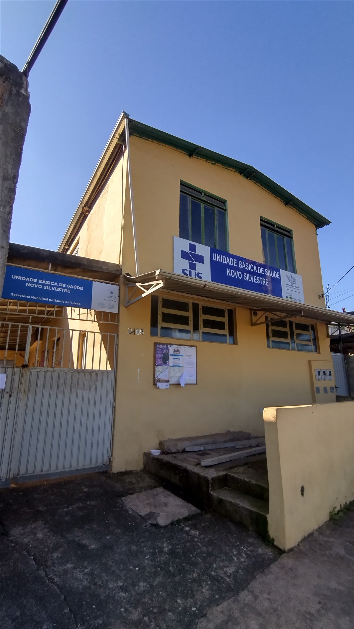 Fachada de Unidade Básica de Saúde com placa do SUS, base de trabalho do agente comunitário de saúde