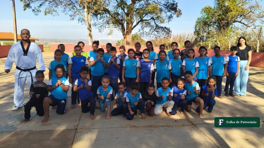 Professor Osmair Alves com alunos do Semeando Campeões em quadra de escola da zona rural de Patrocínio