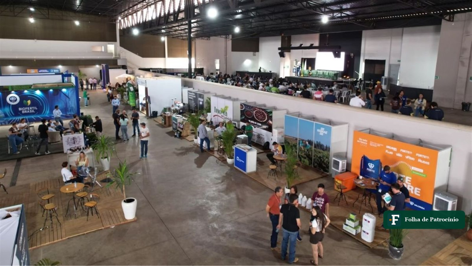 Estandes e público na arena do Seminário do Café, em Patrocínio, em edição anterior do evento