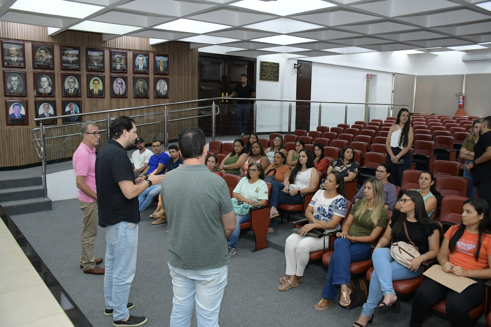 Servidores municipais sentados no auditório da Prefeitura, beneficiários do auxílio-alimentação que era operado pela FaceCard em Patrocínio
