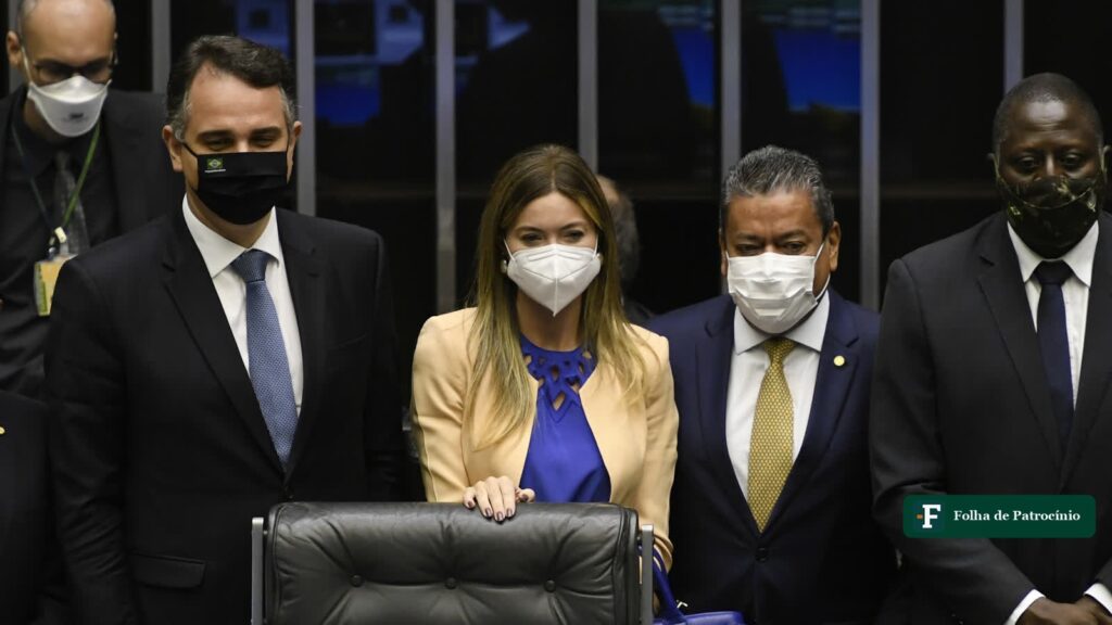 Sinal Vermelho: a deputada Greyce Elias, uma das quatro autoras da lei, na Mesa do Congresso Nacional ao lado do senador Rodrigo Pacheco