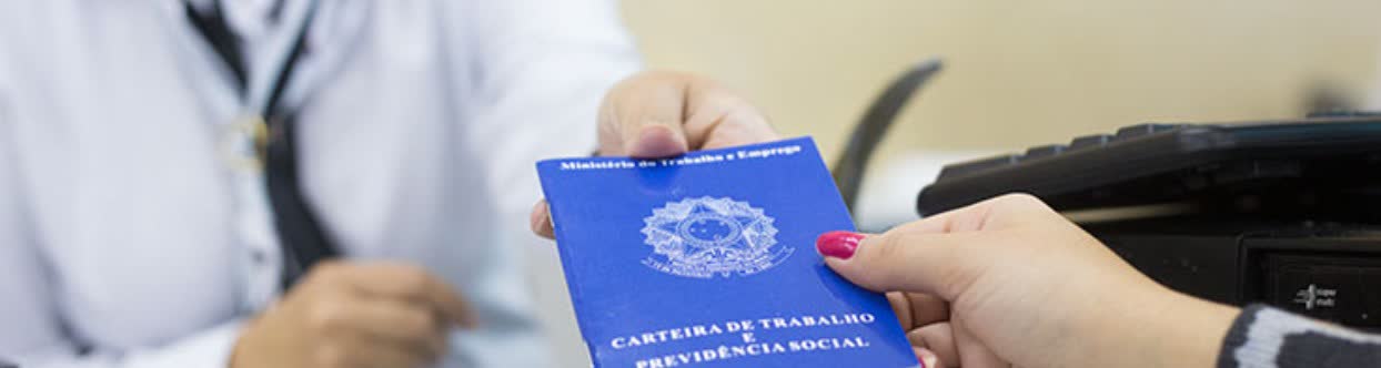 Carteira de trabalho entregue no balcão de atendimento do SINE de Patrocínio
