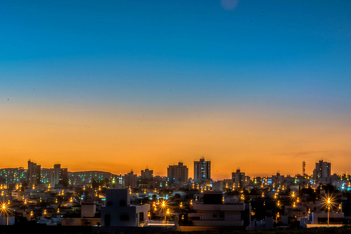 Area urbana de Patrocinio ao entardecer, cidade que recebe novos CEPs em tres loteamentos