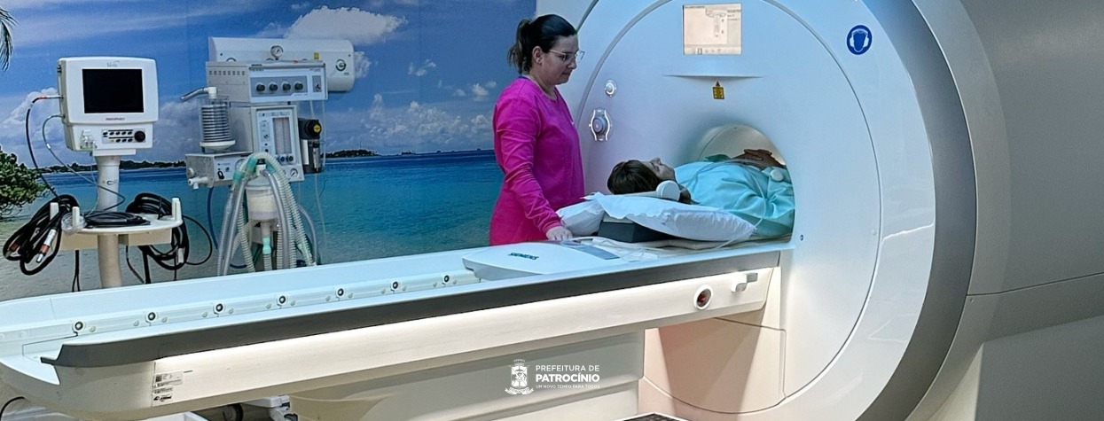 Técnica prepara paciente para exame em Patrocínio, onde a fila de tomografia será zerada em outubro