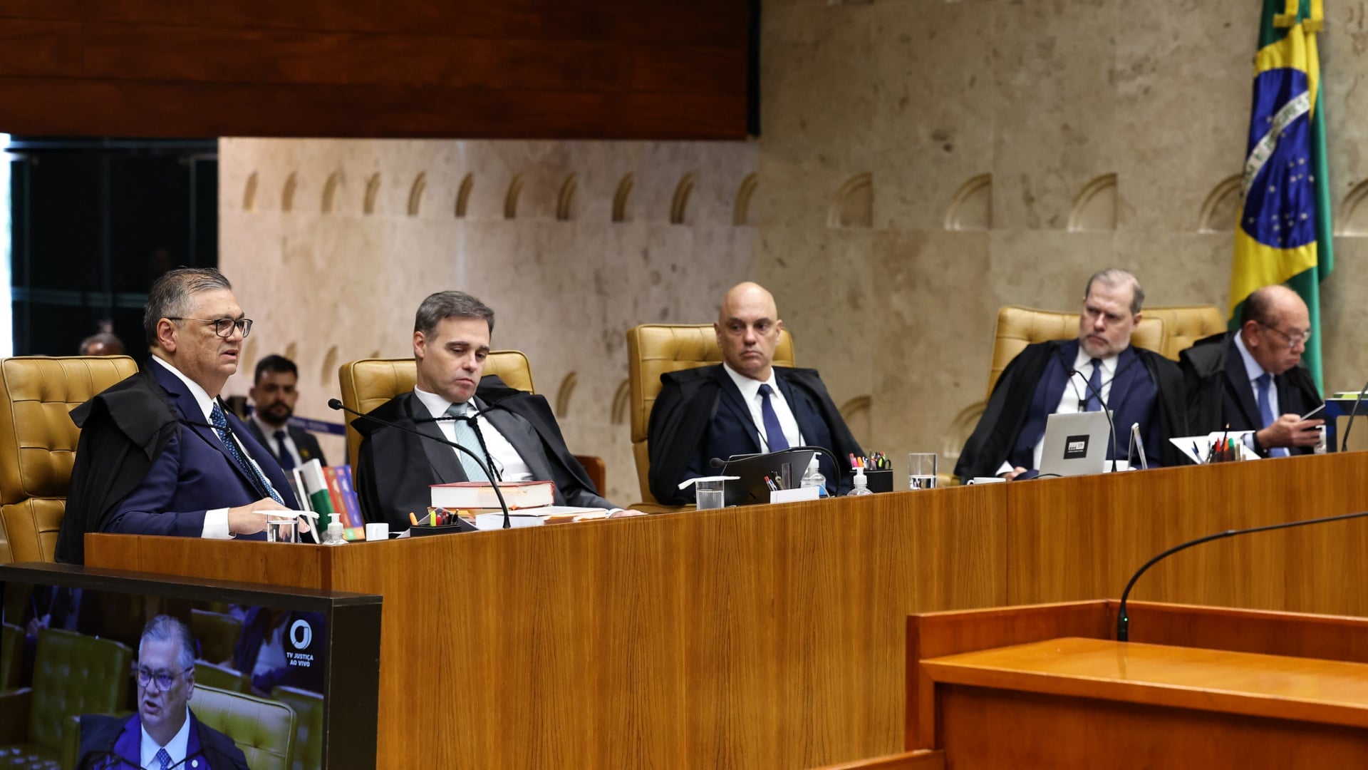 Sessão do STF em que Greyce Elias e outros observam o julgamento sobre Alexandre de Moraes e o caso Master