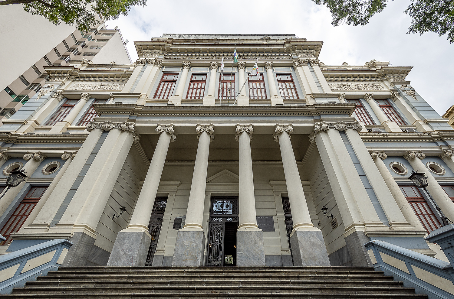 Fachada com colunas e escadaria do Palácio da Justiça, em Belo Horizonte, sede histórica do TJMG, que negou o pedido para suspender a cassação