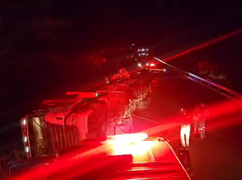 Tombamento de caminhão com carga de algodão em chamas, combatido pelo CBMMG