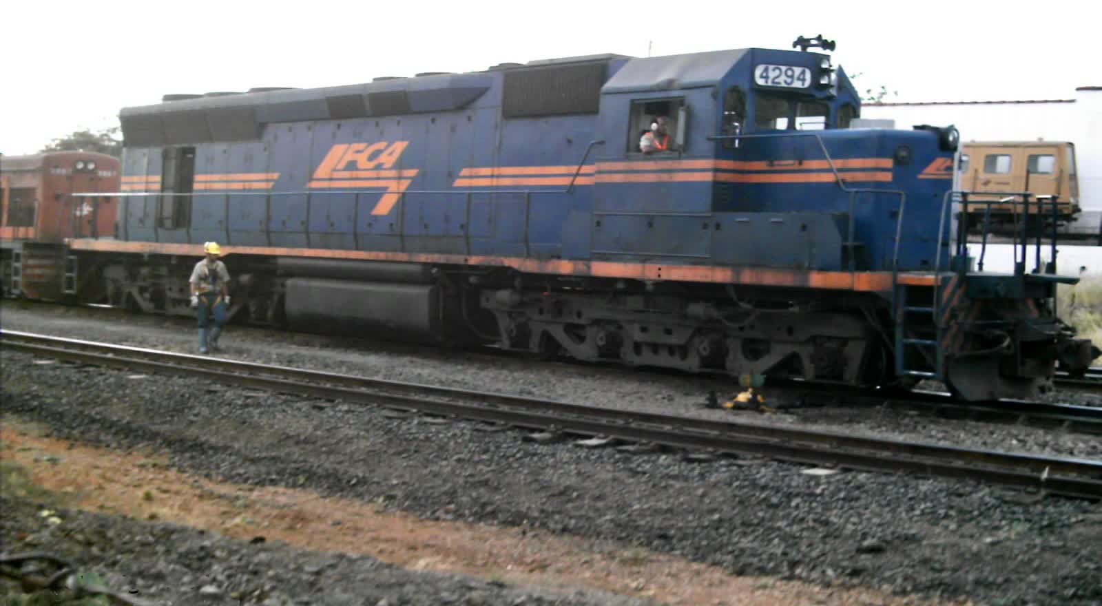 Locomotiva da Ferrovia Centro-Atlantica parada sobre os trilhos, mesma malha do trem na Faria Pereira em Patrocinio