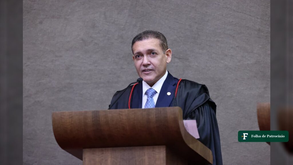 Kassio Nunes Marques discursa na tribuna do TSE; presidente do tribunal critica o TSE paralelo no STF