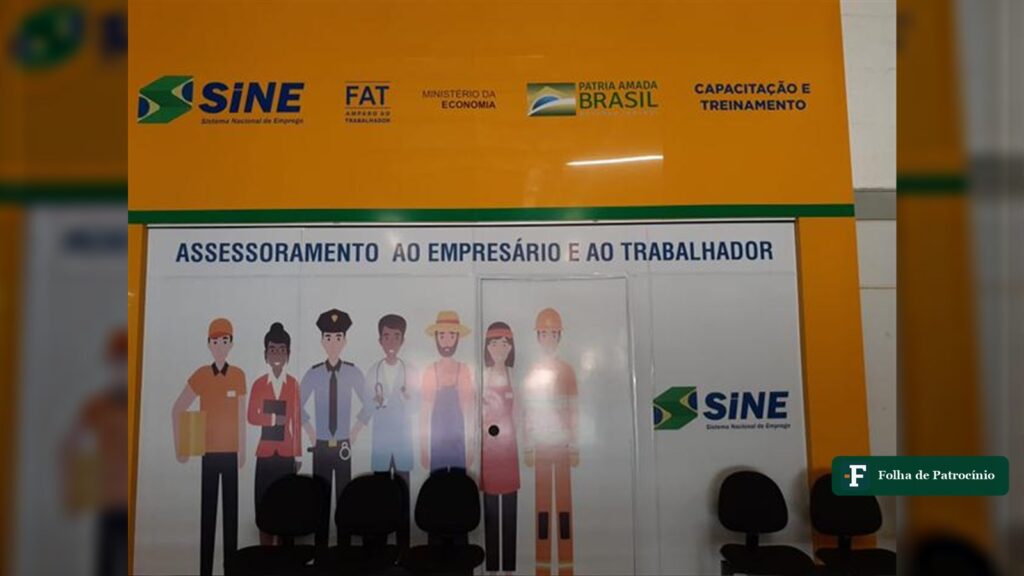 Recepção do SINE de Patrocínio com painel de profissões e cadeiras de espera, unidade que concentra as vagas em Patrocínio