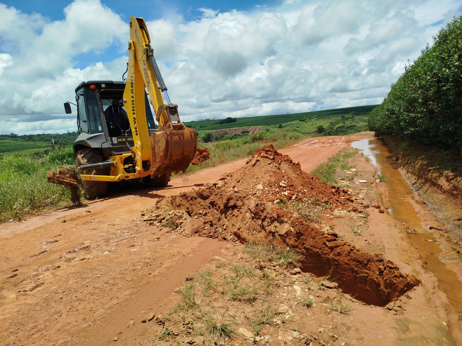 Estrada rural de Patrocinio em manutencao apos chuva, na regiao atingida pelo vendaval em Patrocinio