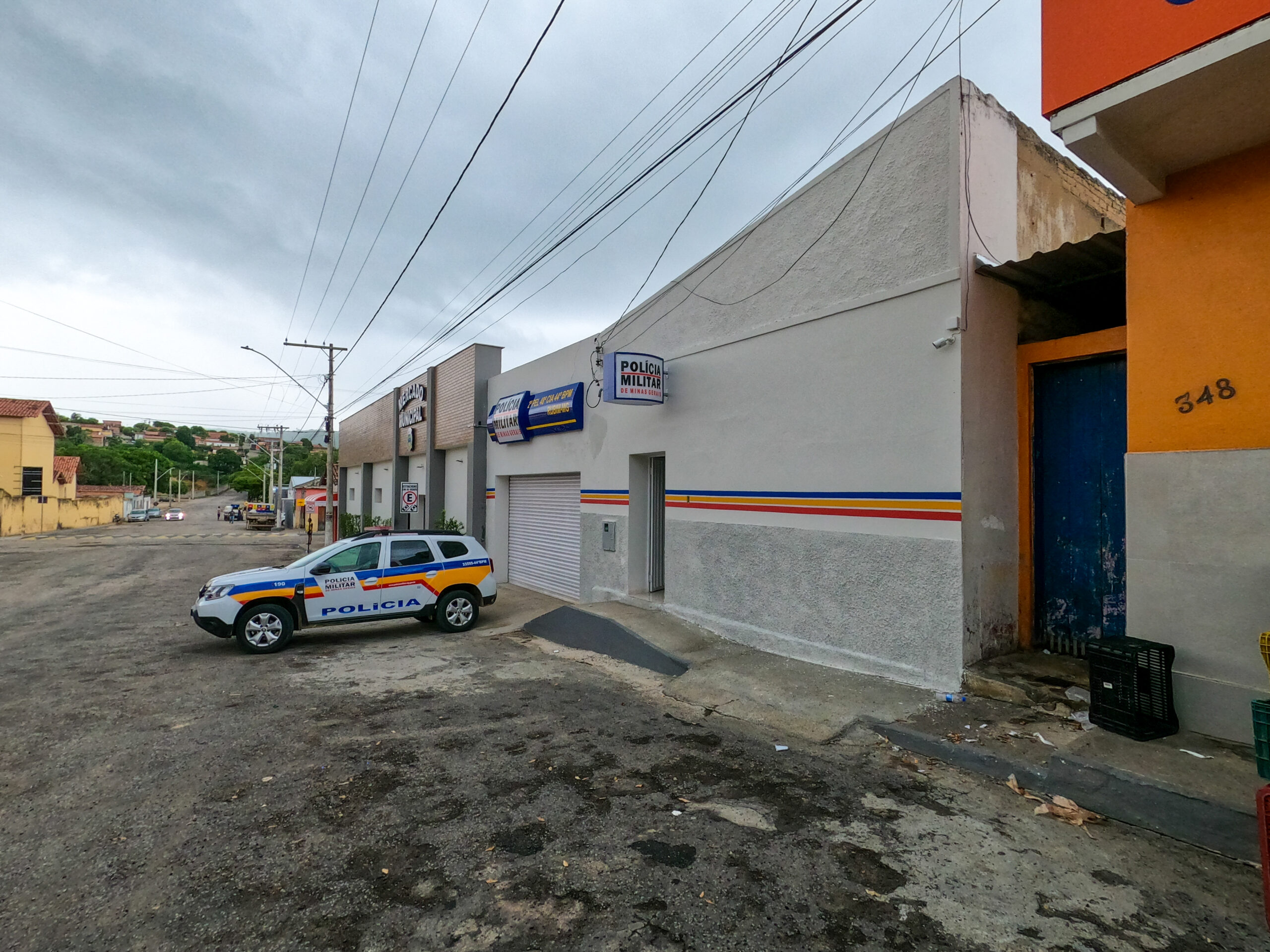 Viatura da Policia Militar de Minas Gerais estacionada em frente a destacamento
