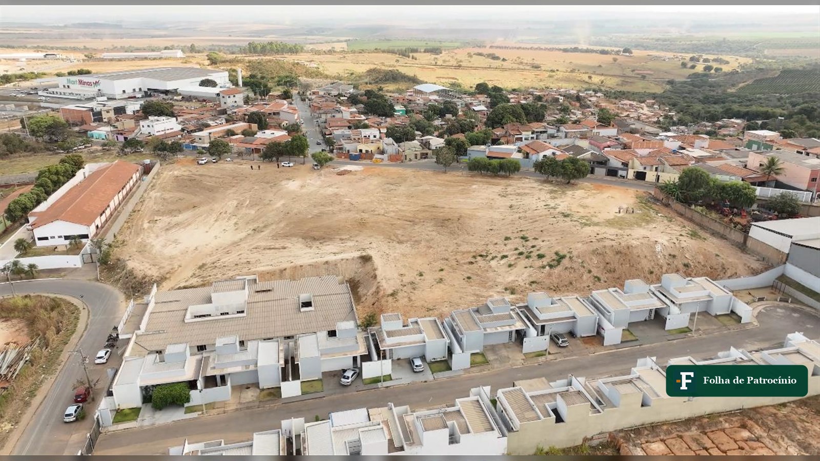 Vista aérea do terreno e das casas do Residencial Viva Brumado, um dos conjuntos de apartamentos em Patrocínio