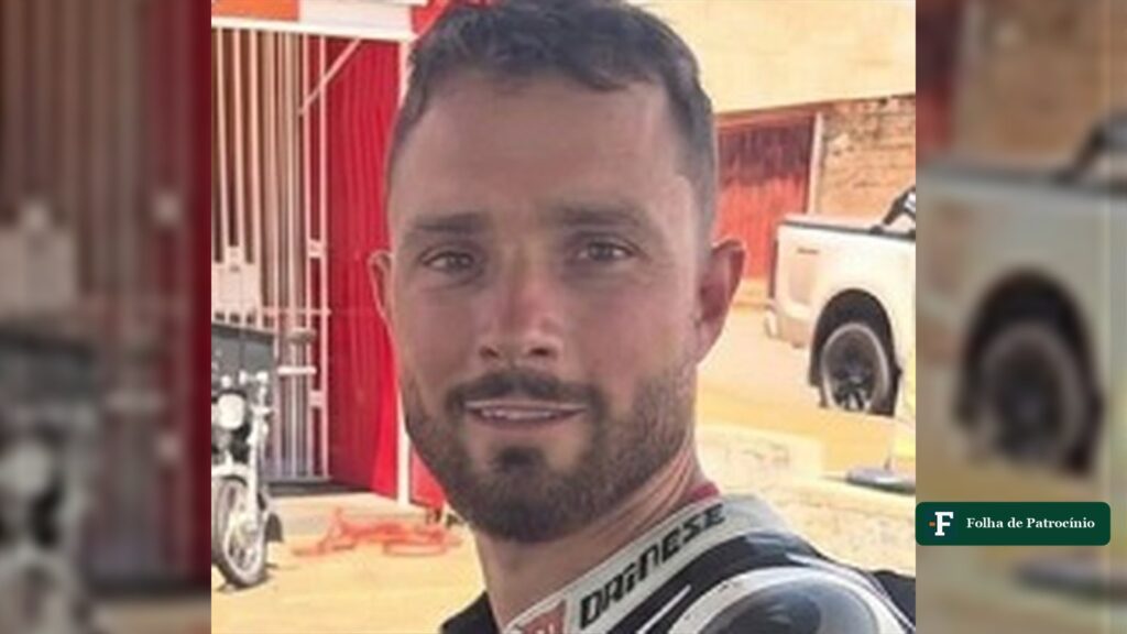 Welton Diego Lima Filipak sorrindo, de barba e macacão de motociclista, em foto divulgada com a nota de falecimento