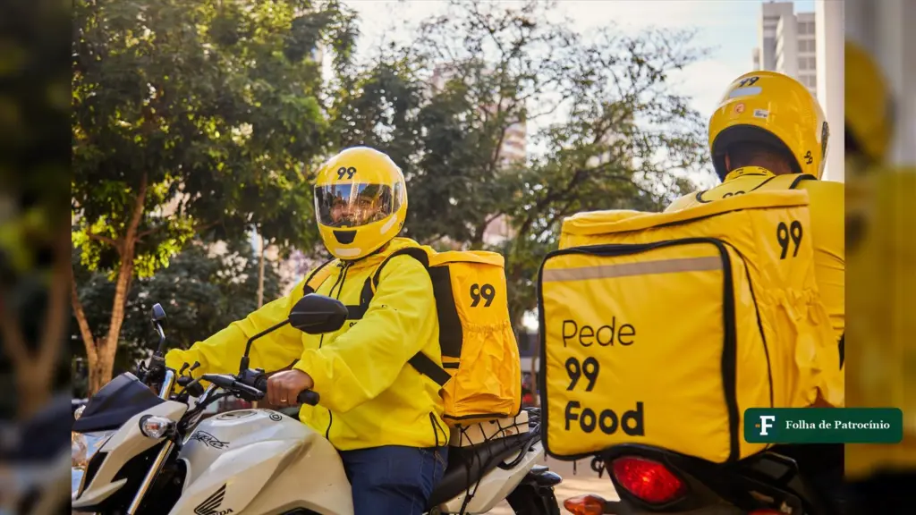 Entregador de moto com capacete e mochila amarelos da 99Food, serviço que começou a operar em Patrocínio