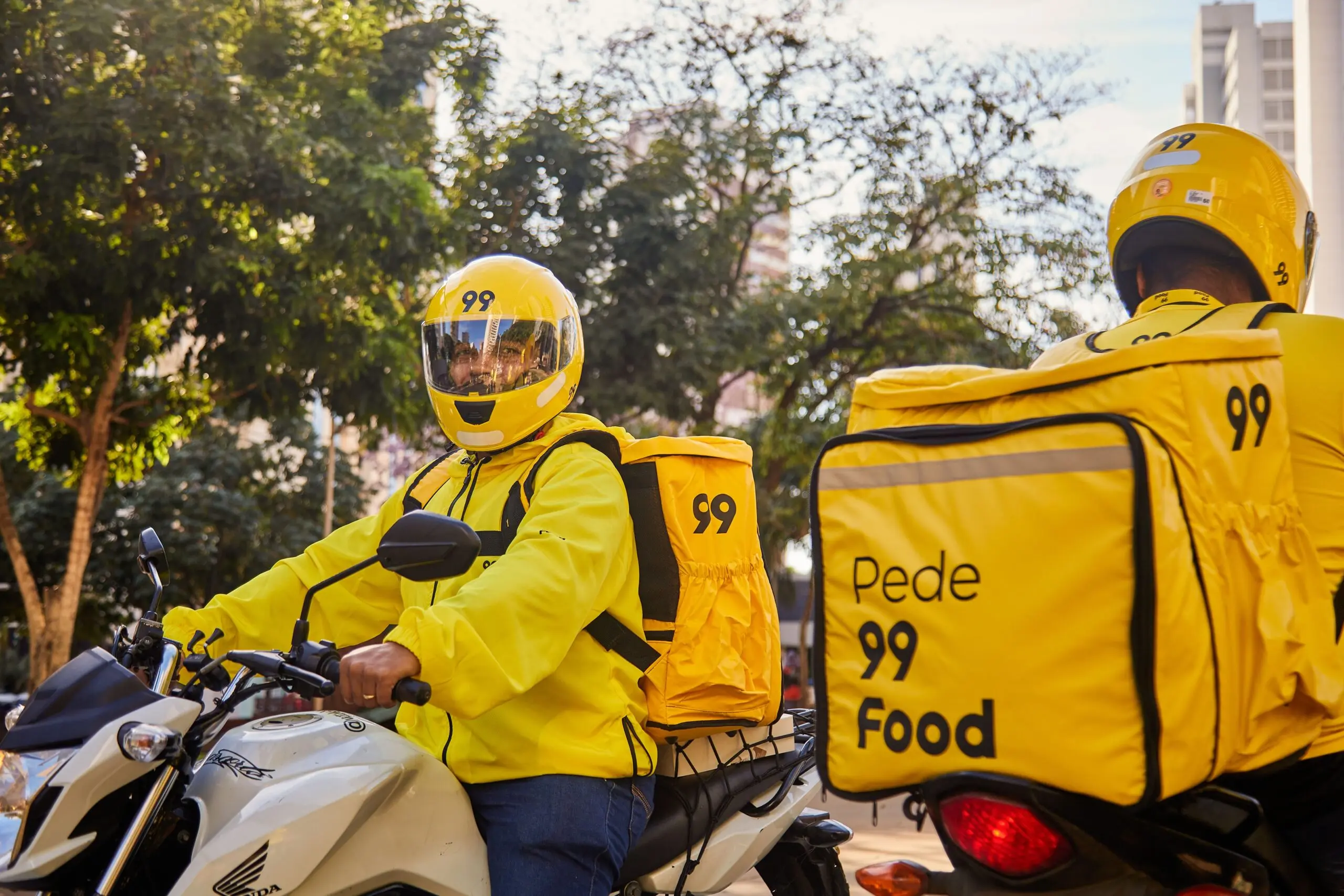 Entregadores da 99Food em motos com bauletas amarelas, aplicativo que chegou a Patrocínio
