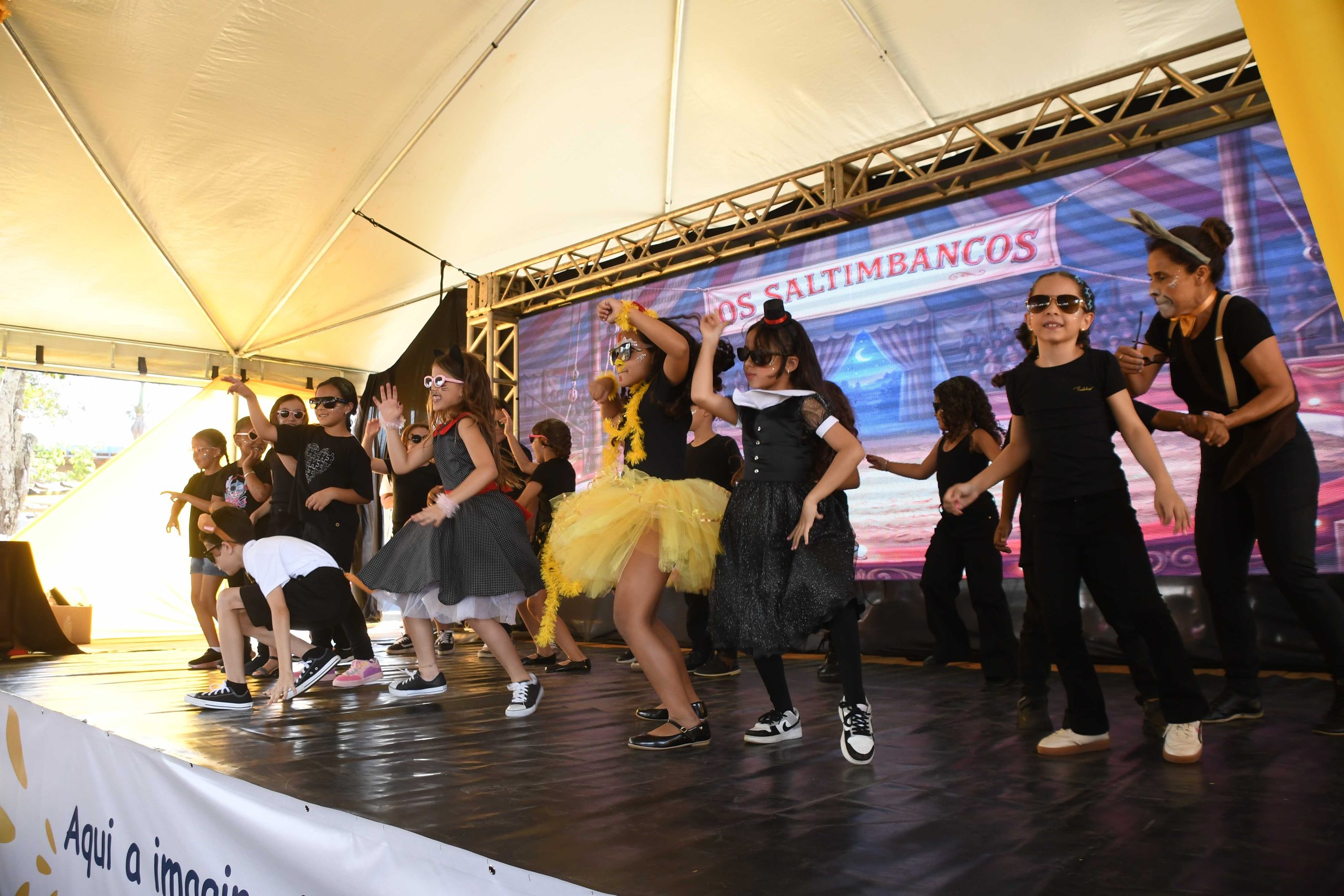 Alunos da rede municipal se apresentam no palco montado na Praça da Bíblia