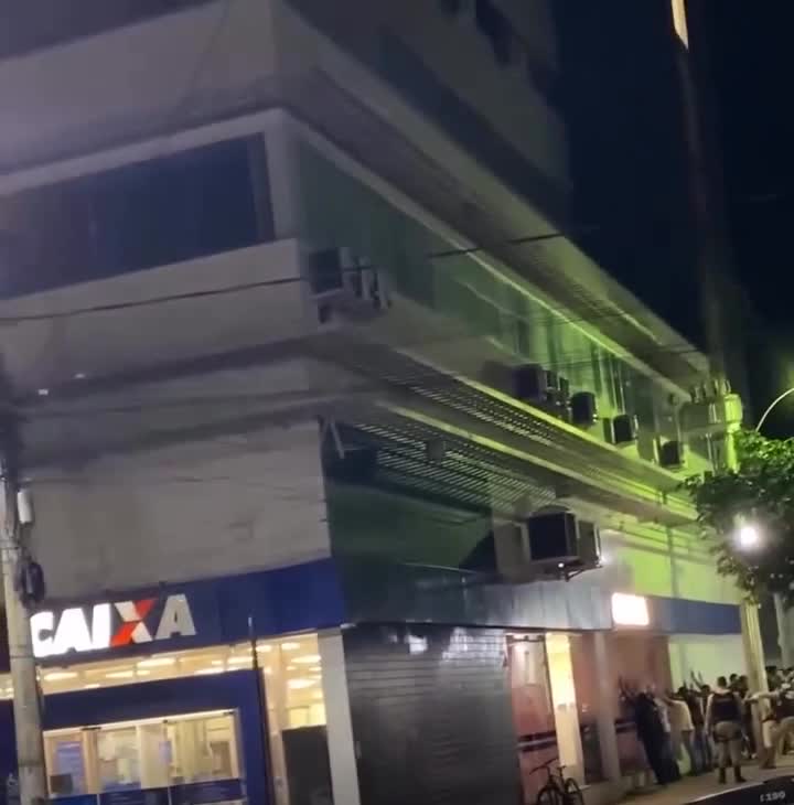 Prédio da agência da Caixa, no Centro de João Pinheiro, à noite, no local da abordagem da PM