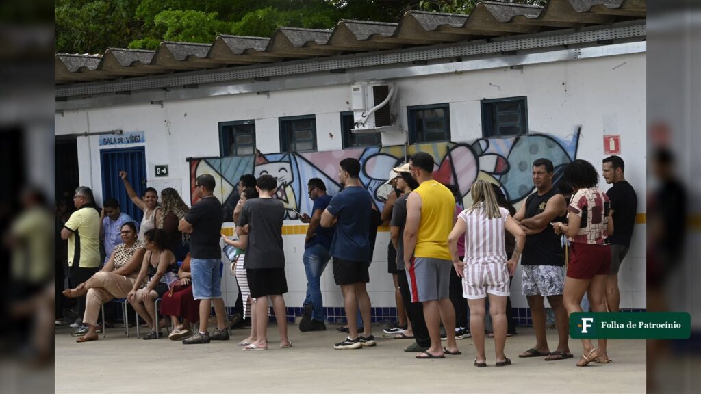 Fila de eleitores em escola no primeiro turno de 2026; abstenção em Patrocínio foi de 18,72% (foto: Leopoldo Silva/Agência Senado, CC BY-SA 4.0)
