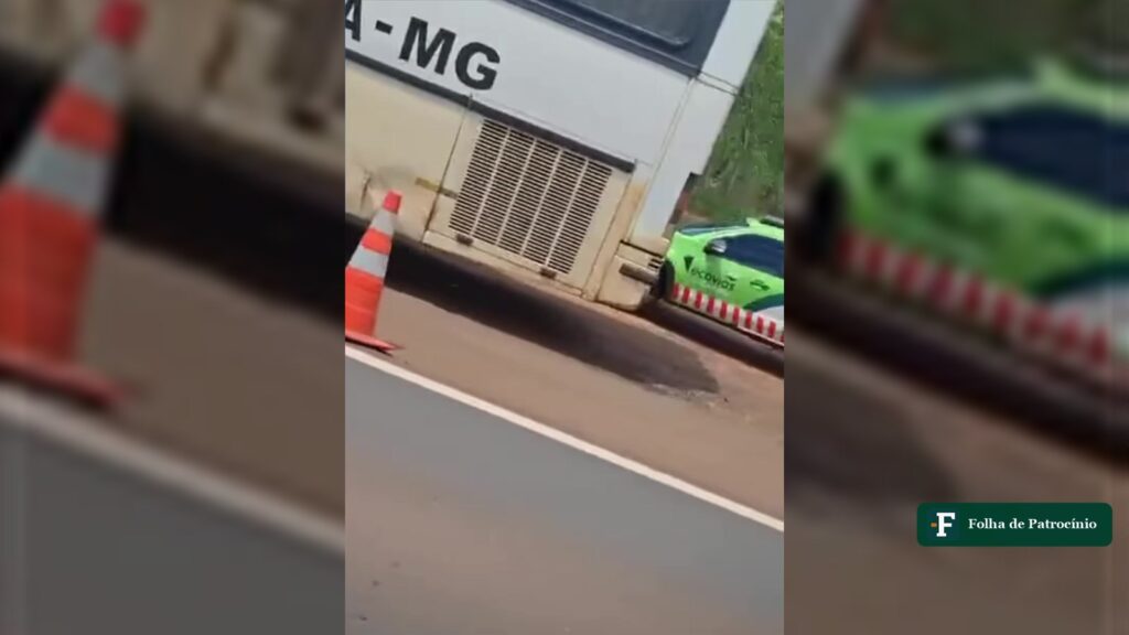 Ônibus parado no acostamento da BR-365, entre Ituiutaba e Santa Vitória, após acidente