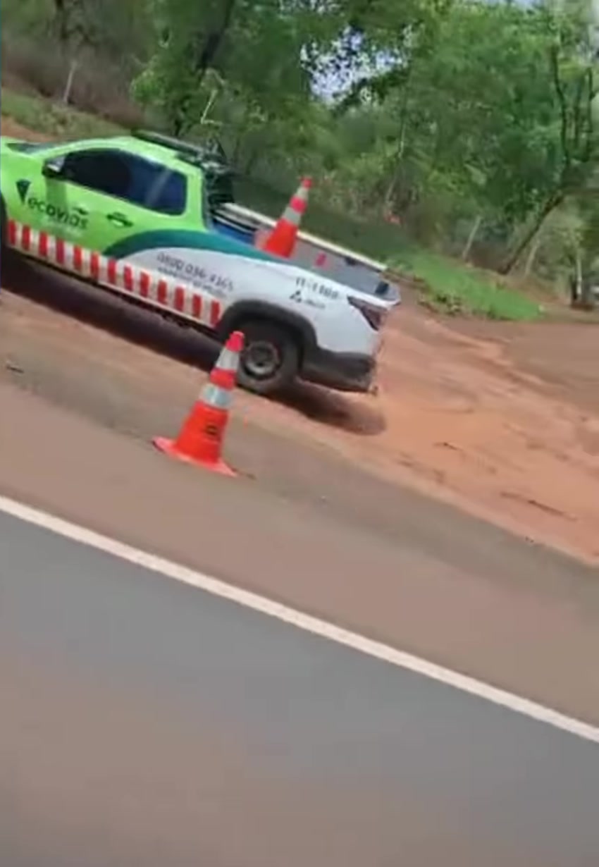 Ônibus parado no acostamento da BR-365, com cones e viaturas de apoio, no local do acidente na BR-365
