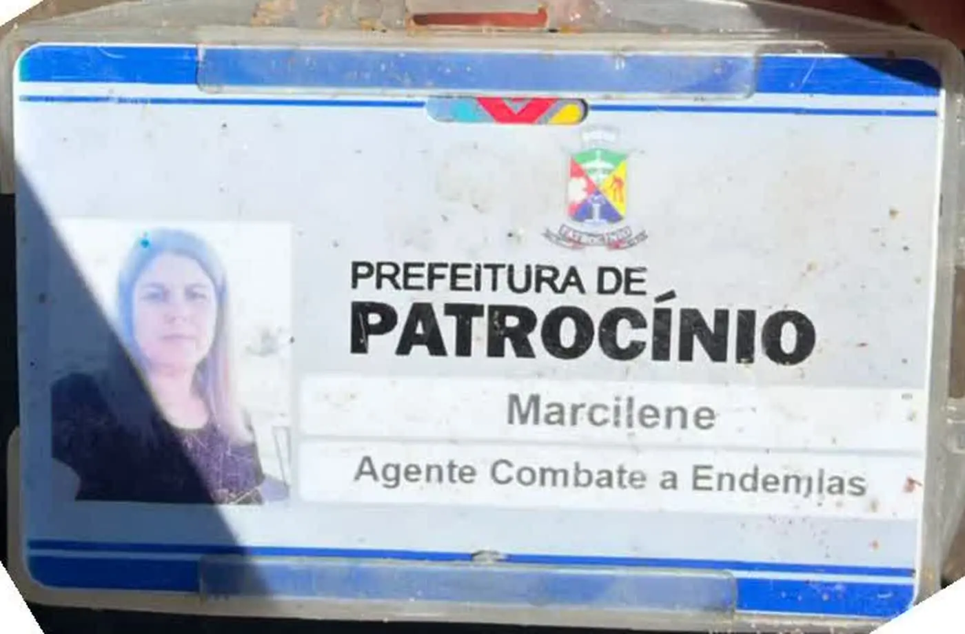Crachá da Prefeitura de Patrocínio de Marcilene, agente de combate a endemias, vítima de acidente com moto elétrica