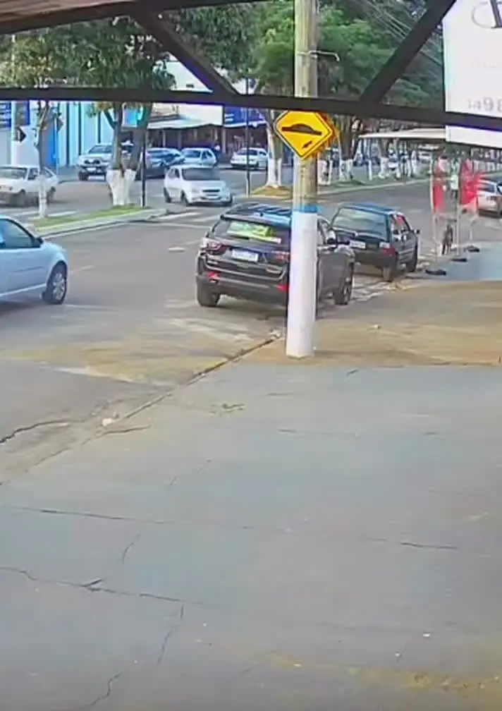 Trecho de avenida do bairro Enéas visto por câmera de segurança, imagem ligada ao acidente de moto no Enéas