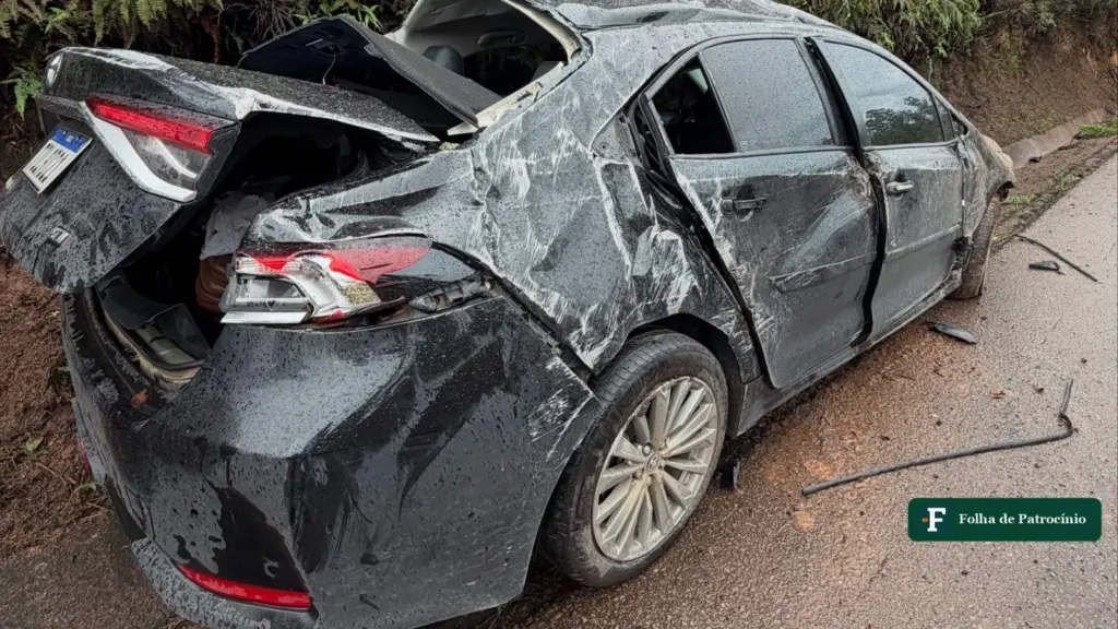 Acidente de Pedro Rousseff: carro preto com a traseira destruída parado na beira da Rodovia Fernão Dias