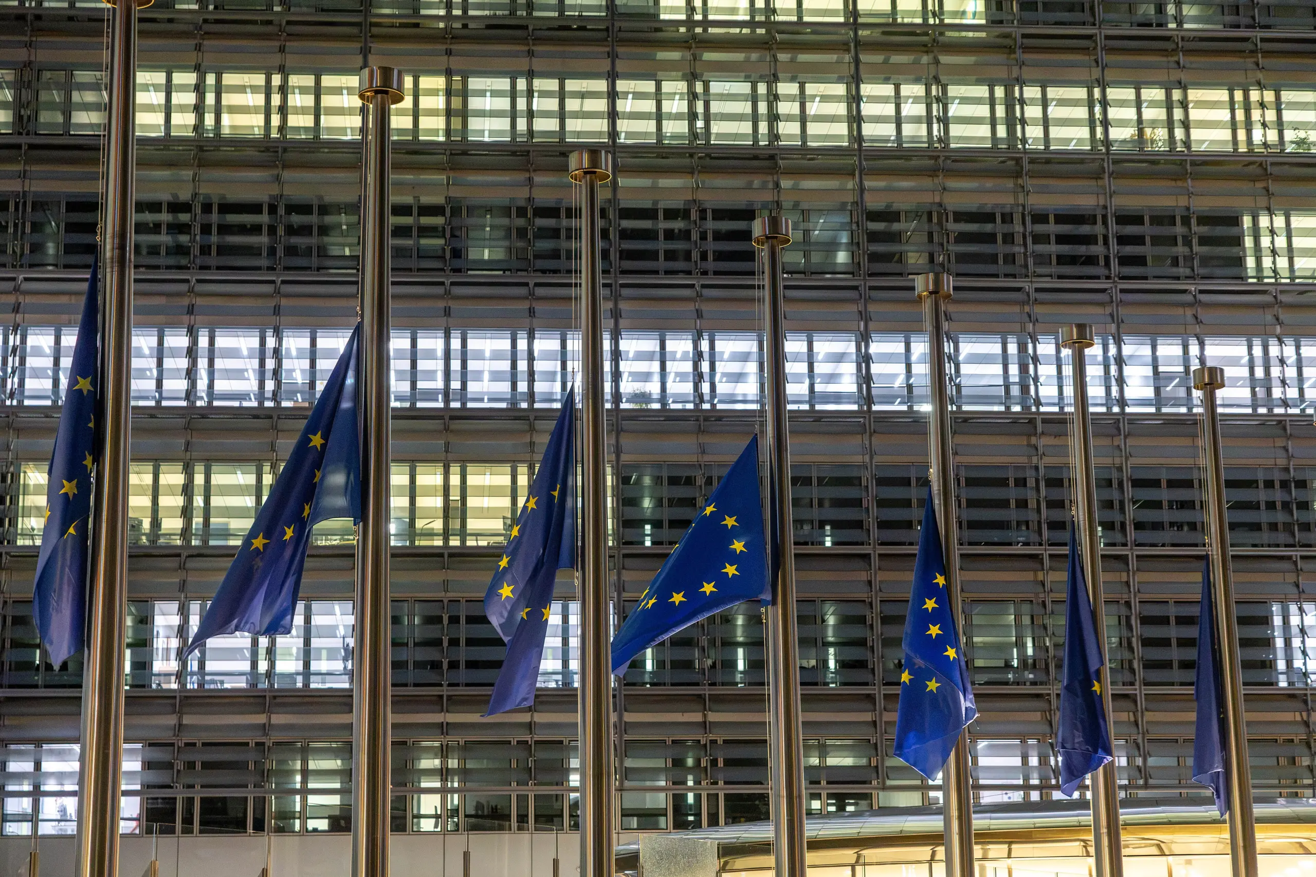 Bandeiras da União Europeia a meio mastro em Bruxelas após o acidente de trem na Espanha