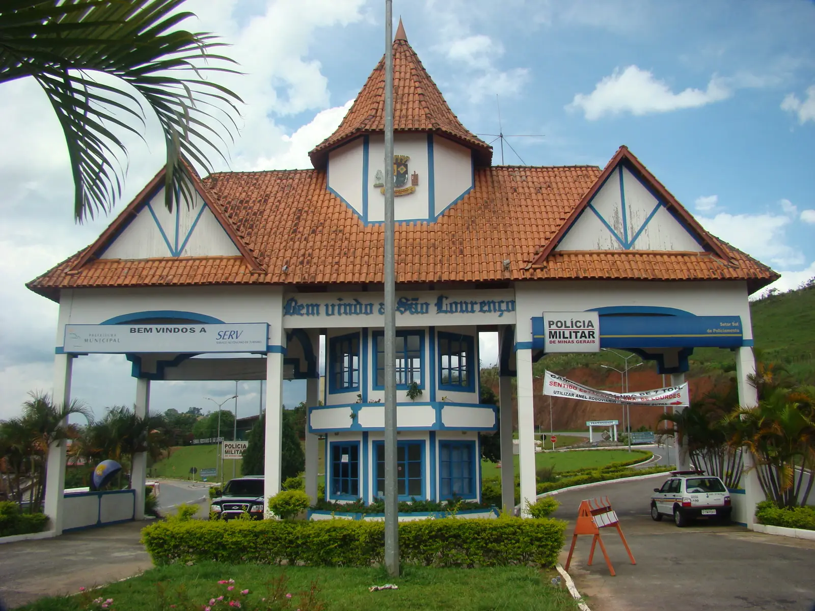 Portal de entrada de São Lourenço com posto da Polícia Militar, cidade do acidente em São Lourenço na BR-460