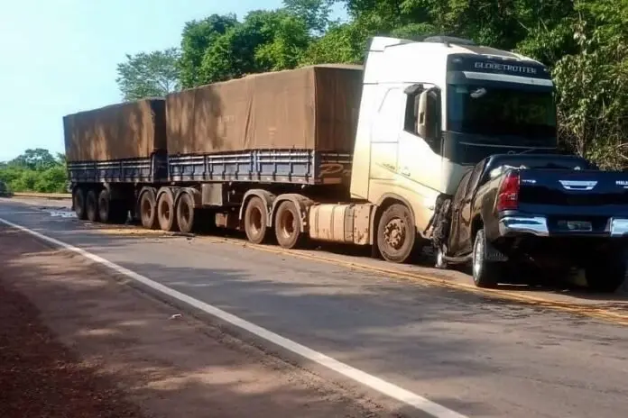 Acidente na BR-163: caminhonete e carreta na rodovia depois da batida em Terra Nova do Norte